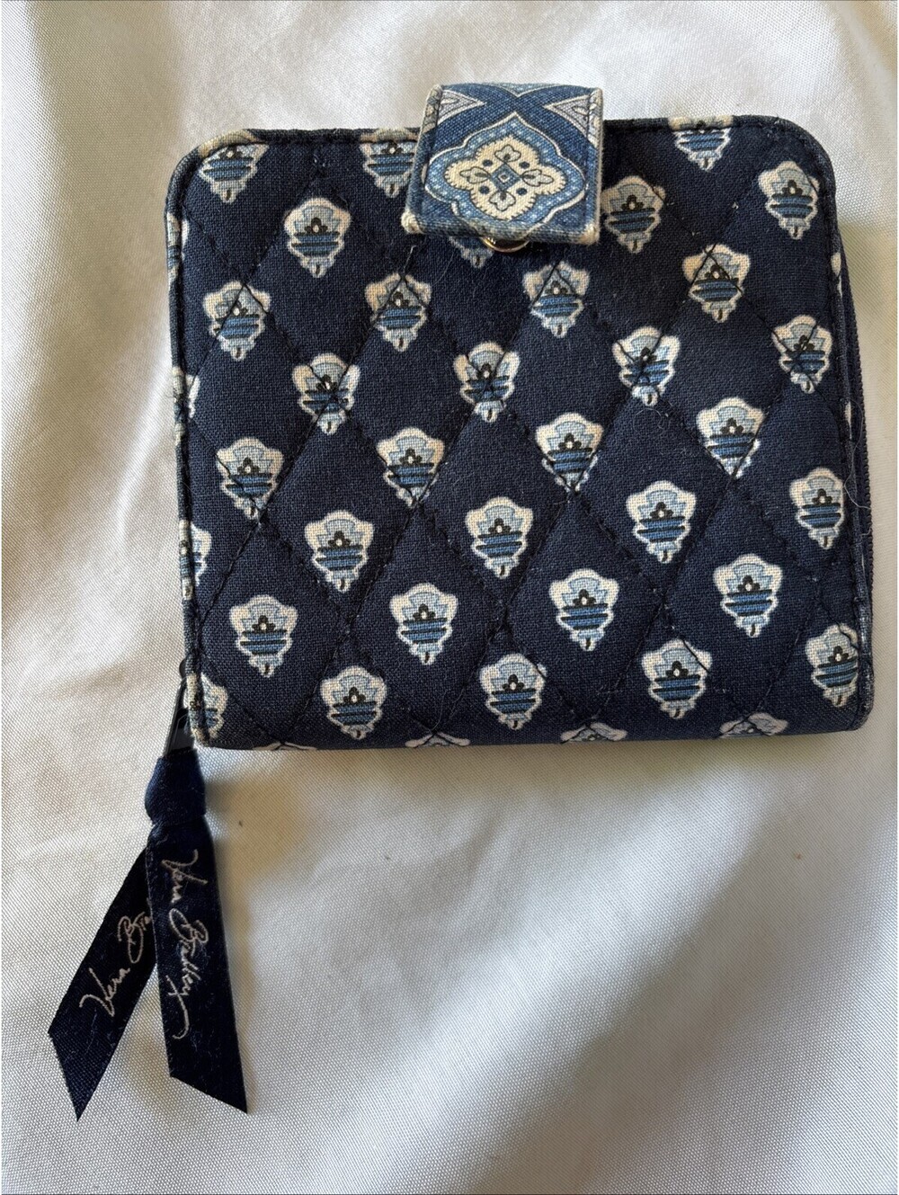 VERA BRADLEY  RETIRED BIFOLD WALLET.